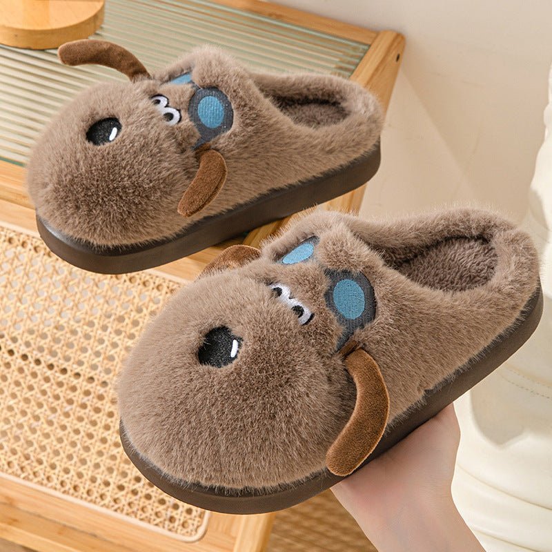 Chaussons d'hiver Doudounea design chien en peluche marron, semelle antidérapante, décoration yeux et oreilles mignons, intérieur douillet pour maison