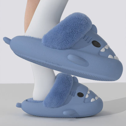 Chaussons dinosaure bleu clair douillets de Doudounea avec fourrure intérieure, design mignon pour la maison, semelle antidérapante et confort optimal