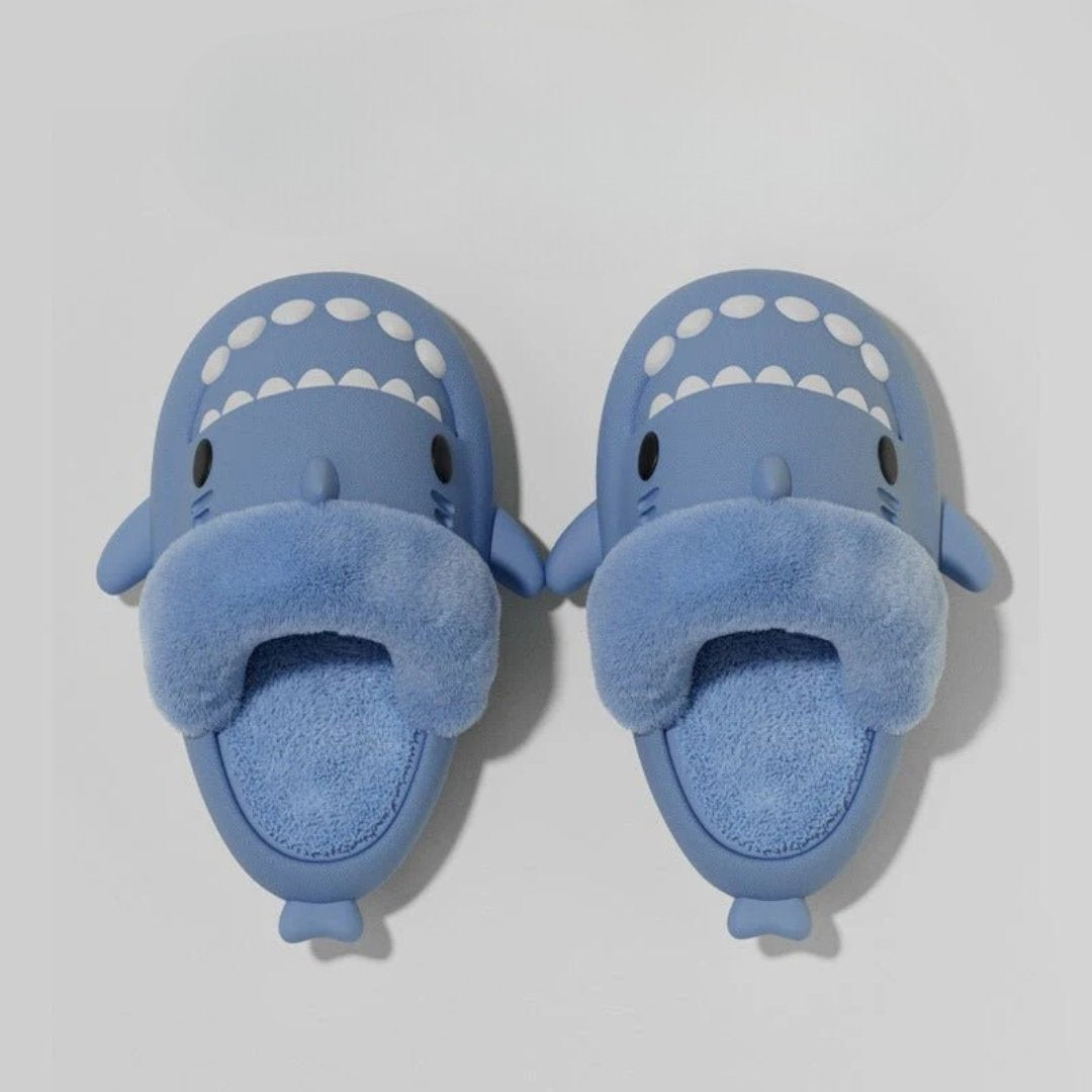 Chaussons d'hiver Doudounea en forme de baleine bleue, design mignon avec détails blancs, intérieur en peluche douce pour un confort optimal