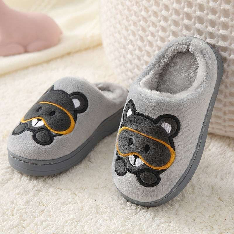 Chaussons d'hiver Doudounea pour enfant, motif ourson gris adorable, intérieur en peluche douce, semelle antidérapante, parfait pour le confort domestique