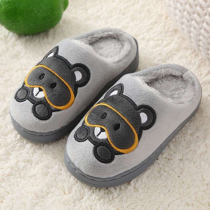 Chaussons douillets Doudounea pour enfant, motif ourson à lunettes brodé, en peluche grise douce avec semelle antidérapante, parfait pour l'hiver