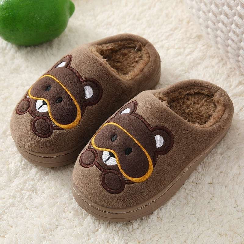 Chaussons d'hiver Doudounea motif ourson brun, intérieur fourré chaud et confortable, design mignon pour enfant avec détails brodés