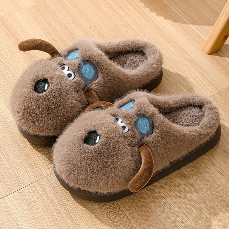 Chaussons peluche en forme de chien marron de Doudounea, design mignon avec détails bleus, parfait pour le confort intérieur des enfants