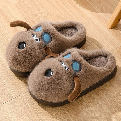 Chaussons peluche en forme de chien marron de Doudounea, design mignon avec détails bleus, parfait pour le confort intérieur des enfants