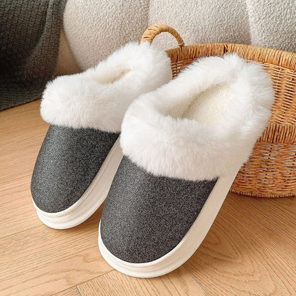 Chaussons d'hiver Doudounea avec fourrure blanche douillette, dessus en tissu gris chiné et semelle plateforme blanche, parfait pour le confort à la maison