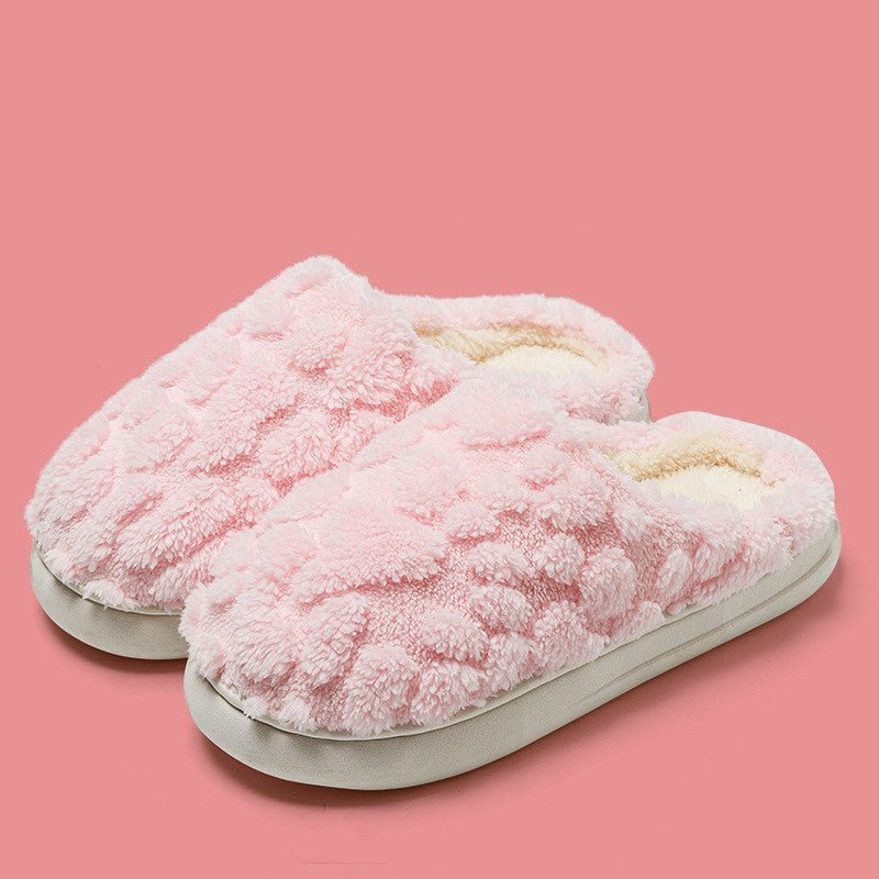 Chaussons douillets Doudounea en peluche rose pastel avec semelle antidérapante, parfaits pour le confort intérieur et la chaleur hivernale