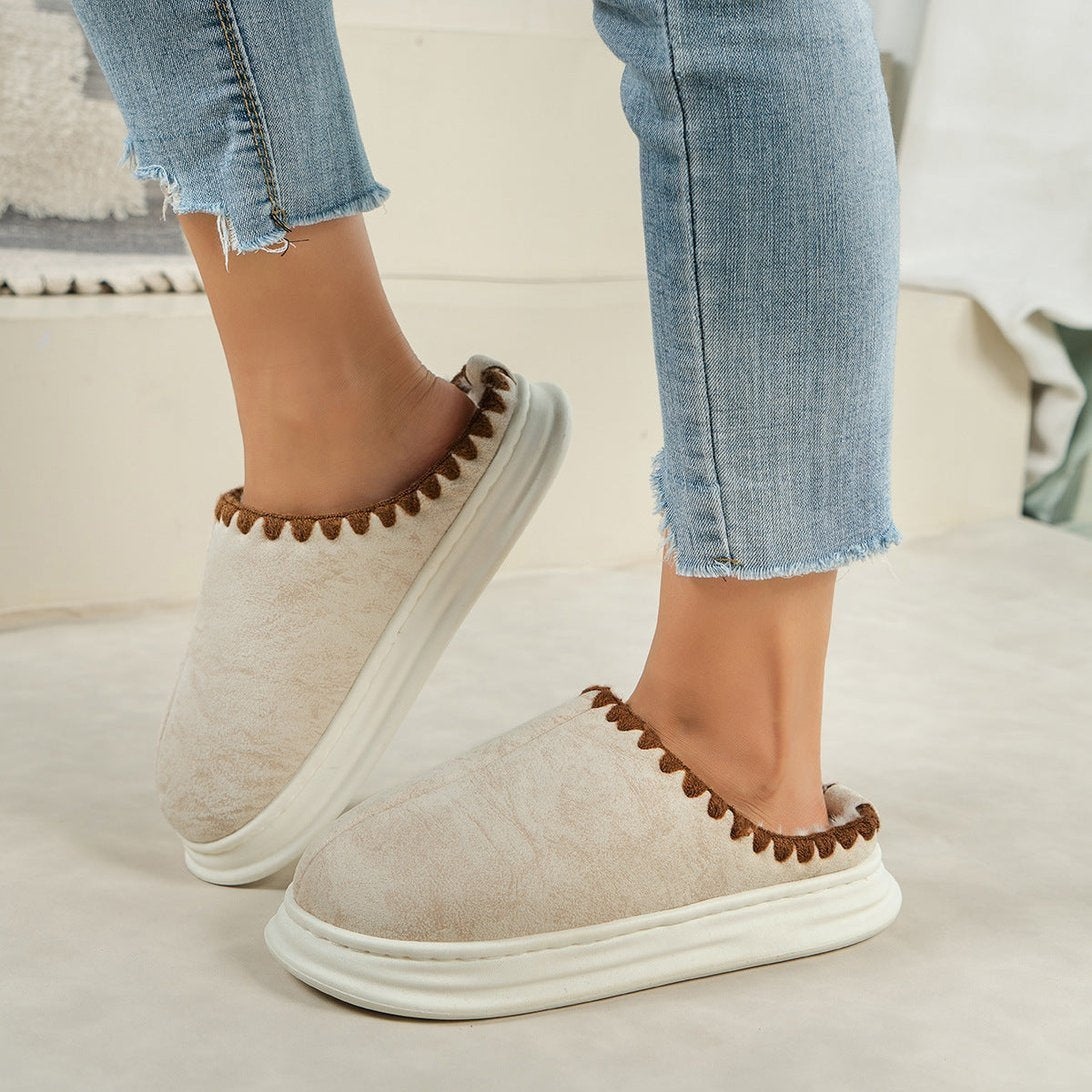 Chaussons mules beiges Doudounea avec pompons marrons et semelle plateforme blanche, portés avec un jean déchiré, confort et style casual