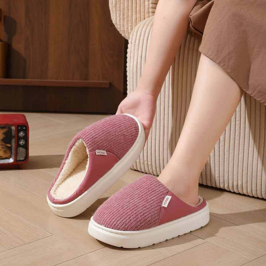 Chaussons confortables Doudounea en velours côtelé rose avec doublure chaude et semelle plateforme blanche, parfaits pour l'intérieur