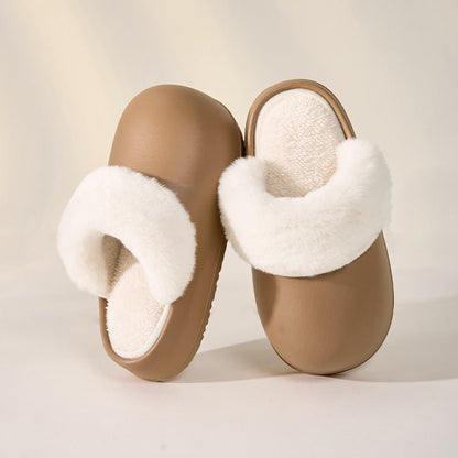 Chaussons d'intérieur Doudounea en cuir beige avec bordure en fourrure blanche douce, semelle confortable et design élégant pour un confort optimal