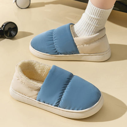 Chaussons d'intérieur Doudounea bicolores bleu et blanc avec doublure en fourrure, style matelassé confortable pour la maison