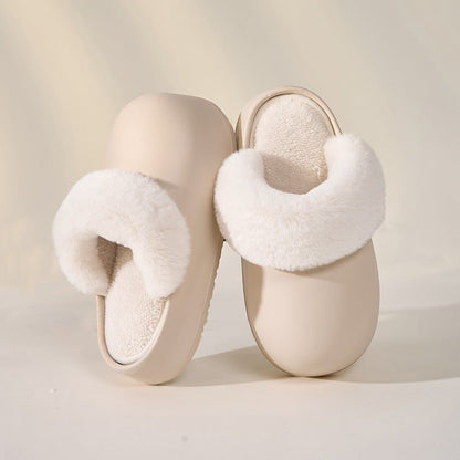 Chaussons d'intérieur Doudounea beiges avec doublure en fourrure blanche, design élégant et minimaliste pour un confort optimal à la maison