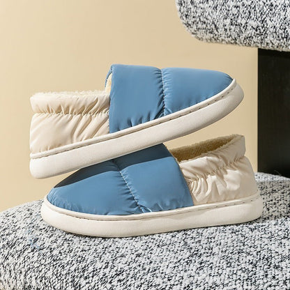 Chaussons d'intérieur matelassés Doudounea style doudoune bicolore bleu et blanc, semelle confortable antidérapante, parfaits pour l'hiver