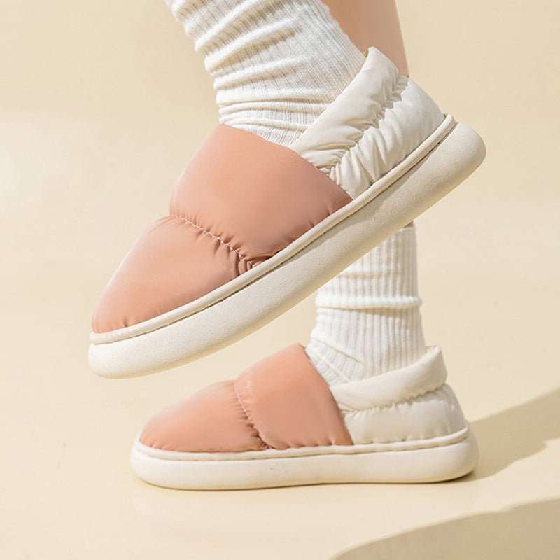 Chaussons matelassés Doudounea bicolores rose poudré et blanc, style cocooning avec chaussettes, pantoufles confortables pour intérieur