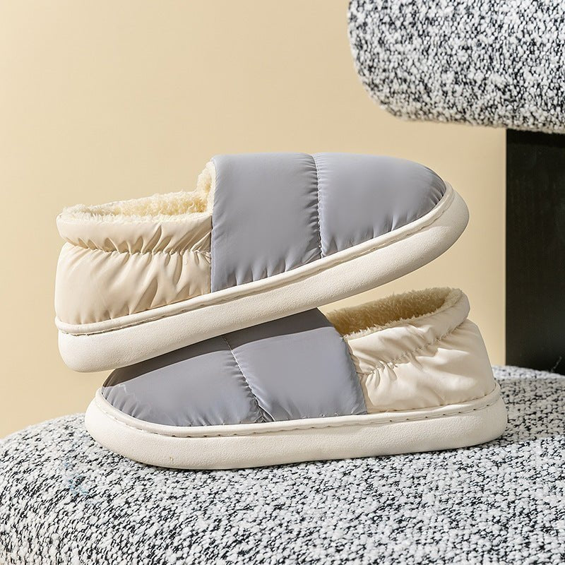 Chaussons matelassés bicolores Doudounea, design moderne gris et beige avec doublure douce et semelle confortable, parfaits pour l'hiver