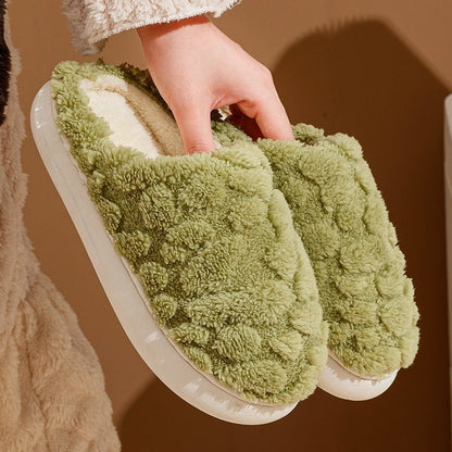 Chaussons douillets Doudounea en peluche matelassée vert pistache avec semelle antidérapante blanche, design moelleux pour un confort optimal