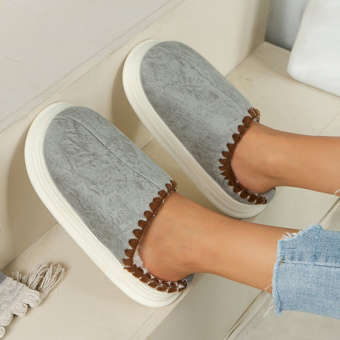 Chaussons mules gris Doudounea style mocassin avec bordure pompons marron, semelle blanche confortable, parfait pour la détente à la maison