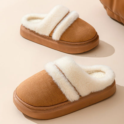 Chaussons mules fourrés Doudounea en daim camel avec bordure en fausse fourrure blanche et semelle plateforme, parfaits pour le confort intérieur