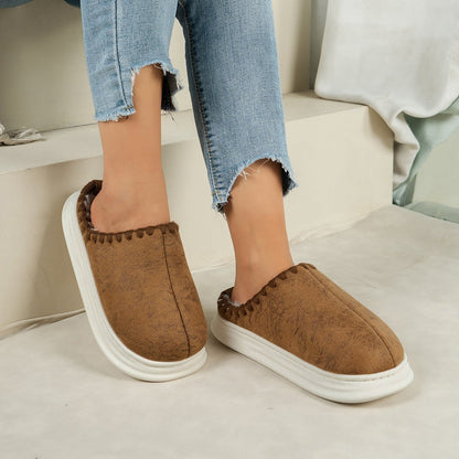 Chaussons mules confortables Doudounea en daim marron avec semelle plateforme blanche, style décontracté et moderne pour un look tendance