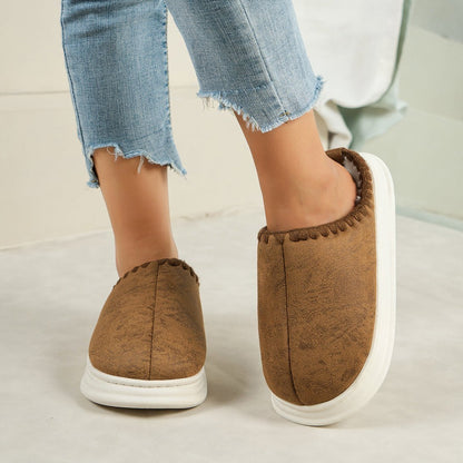 Chaussons mules marrons Doudounea avec semelle plateforme blanche, design moderne et confortable, portés avec un jean décontracté