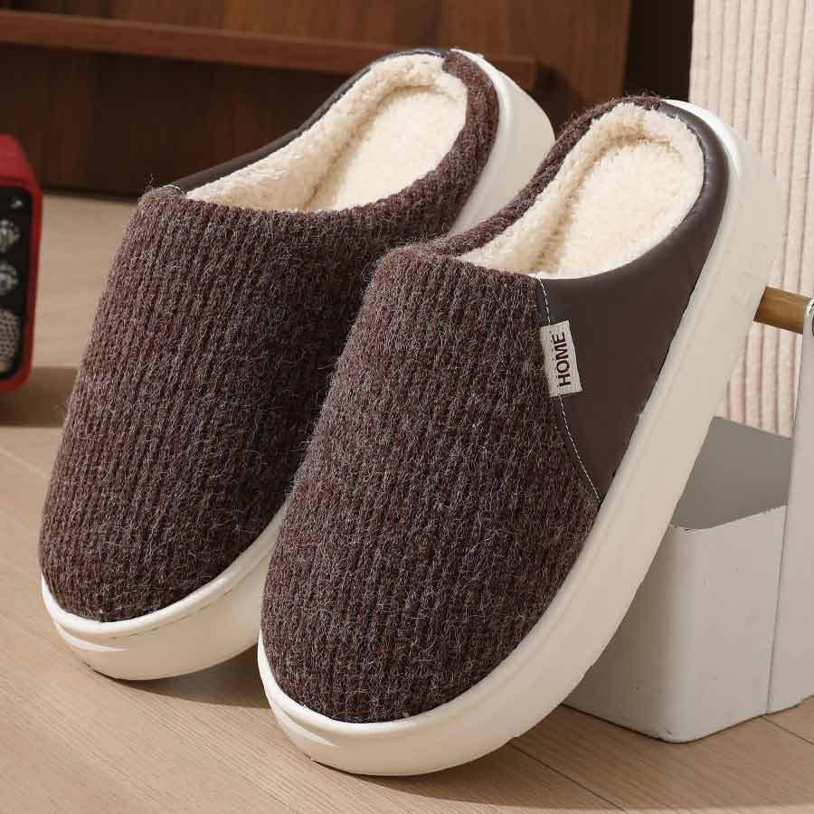 Chaussons mules Doudounea en tricot marron avec doublure fourrée beige, semelle blanche antidérapante, design confortable pour intérieur