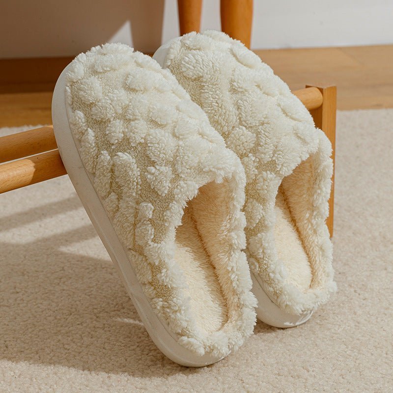 Chaussons douillets Doudounea en peluche blanche moelleuse, semelle antidérapante confortable, style cocooning pour un confort optimal à la maison