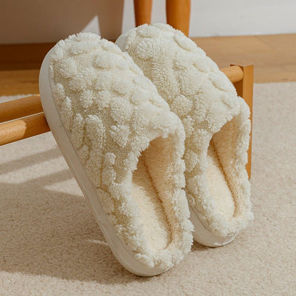 Chaussons douillets Doudounea en peluche blanche moelleuse, semelle antidérapante confortable, style cocooning pour un confort optimal à la maison