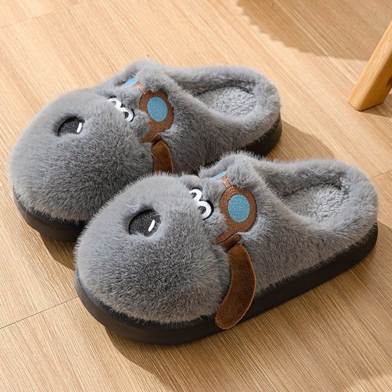 Chaussons douillet en peluche grise Doudounea design chien avec collier marron, pantoufles d'intérieur confortables sur parquet en bois