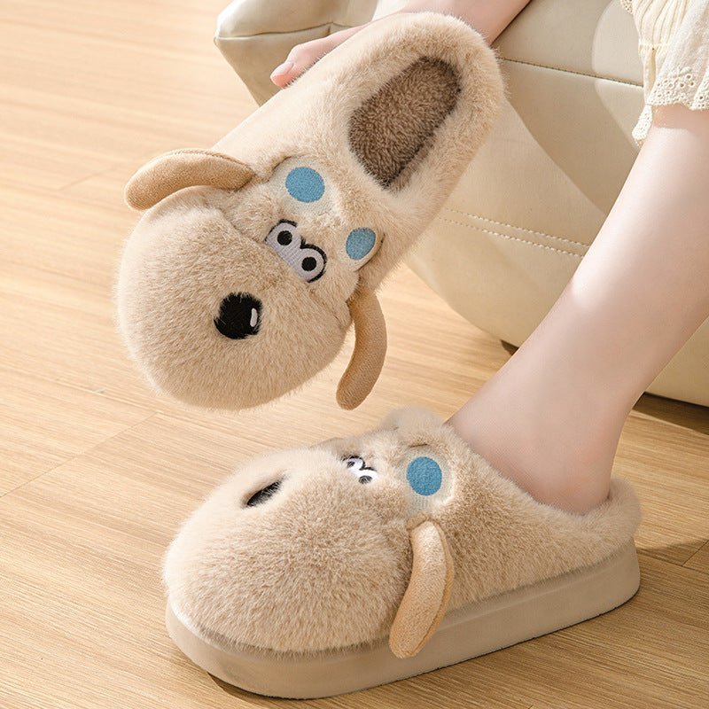 Chaussons peluche en forme de chien beige avec détails bleus, collection confort Doudounea, pantoufles douces d'intérieur pour femme