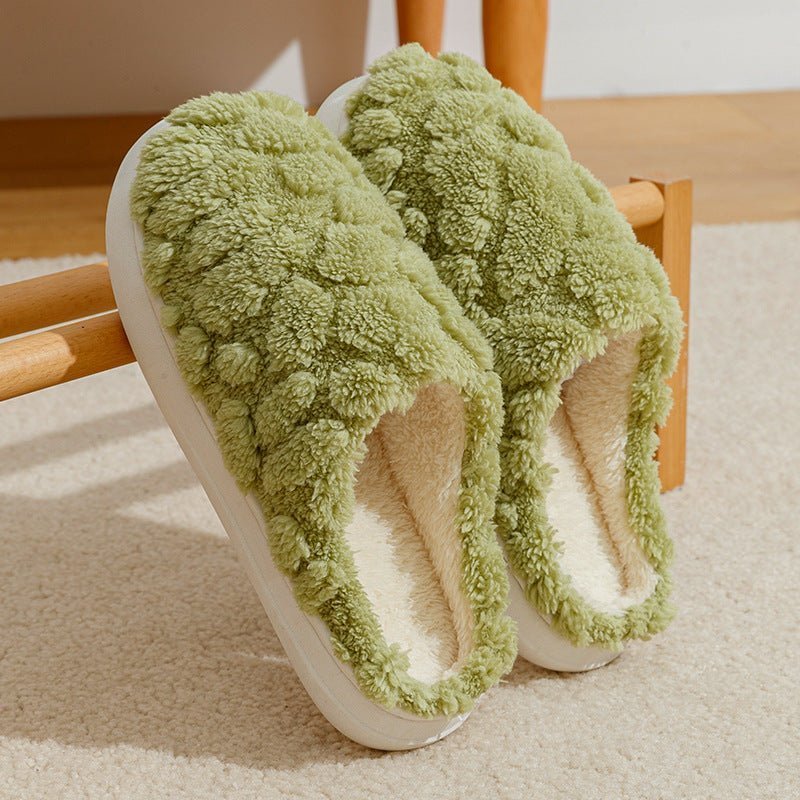 Chaussons douillets en peluche vert pastel de Doudounea, semelle antidérapante blanche, intérieur molletonné pour un confort optimal à la maison