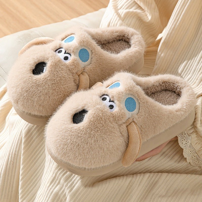 Chaussons peluche Doudounea en forme d'éléphant beige, design mignon avec détails bleus, parfait pour le confort intérieur et la chaleur hivernale