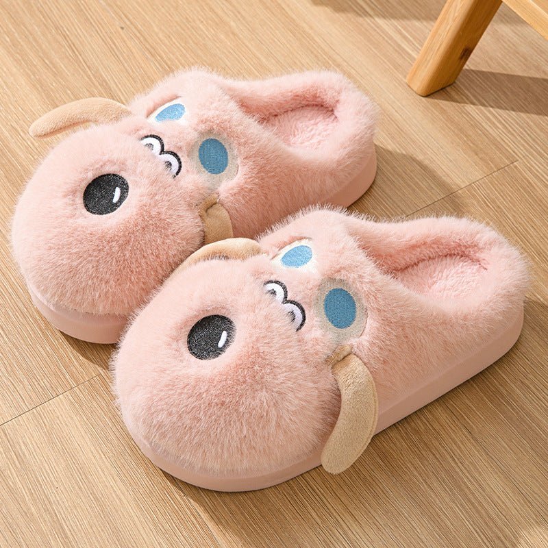 Chaussons peluche roses Doudounea avec design visage kawaii, pantoufles douces et confortables pour intérieur, détails mignons en bleu