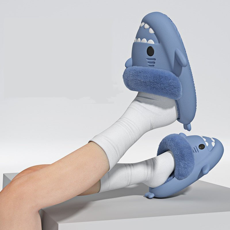 Chaussons requin bleus douillets Doudounea avec fourrure intérieure, design amusant et chaleureux pour un confort optimal à la maison