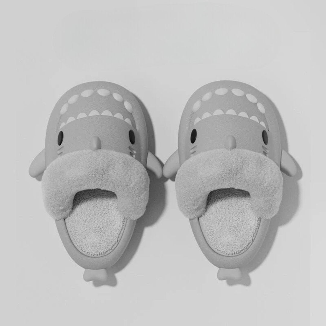 Chaussons douillets Doudounea en forme de requin gris avec intérieur en peluche blanche, design mignon et confortable pour la maison