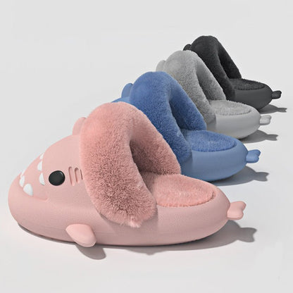 Chaussons douillets Doudounea en forme de requin mignon, disponibles en rose, bleu, gris et noir, avec fourrure intérieure chaude et design kawaii