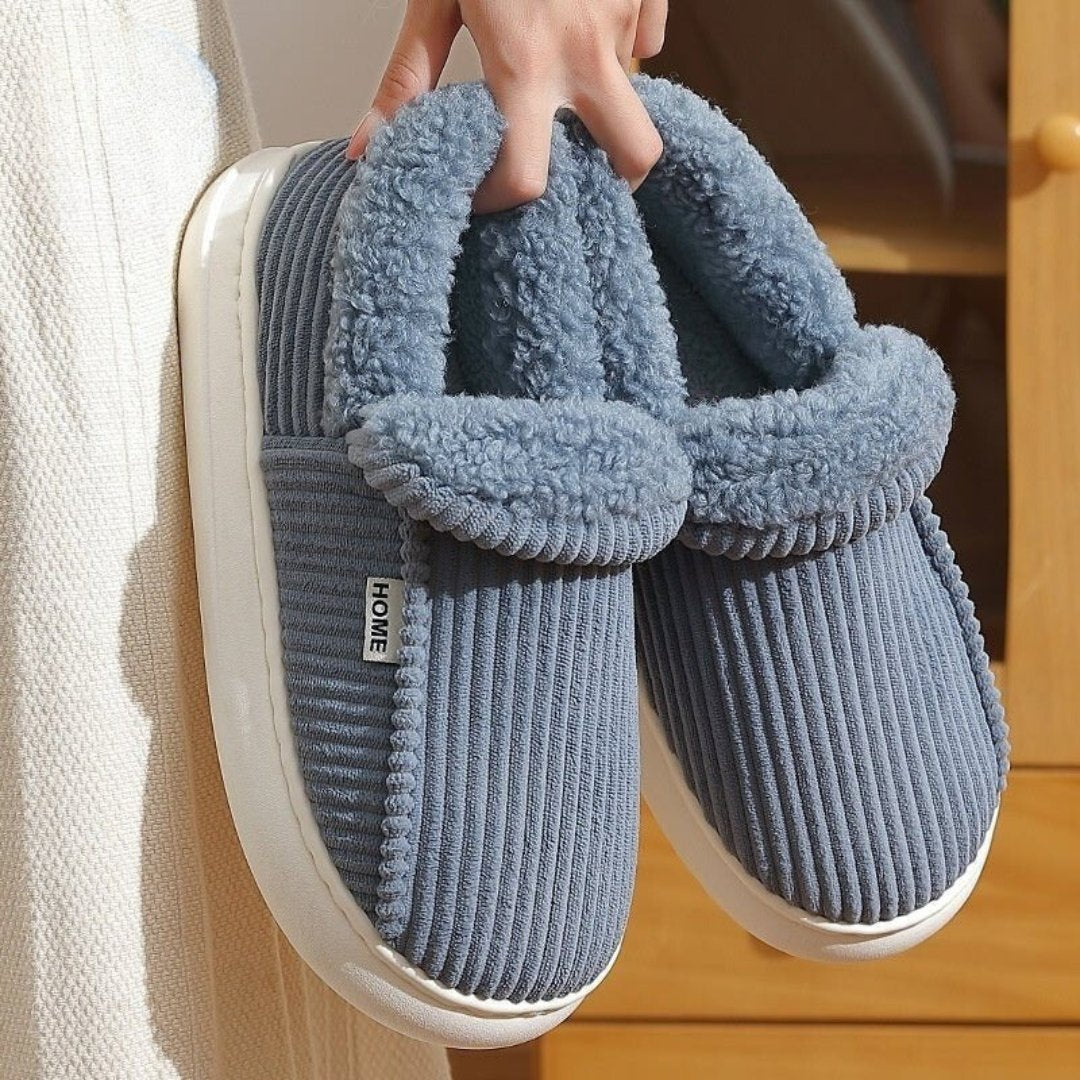 Chaussons d'intérieur Doudounea en velours côtelé gris avec doublure peluche douillette et semelle antidérapante blanche, confort optimal pour la maison