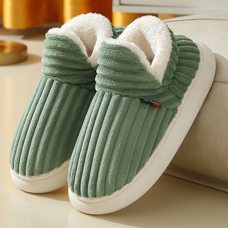 Chaussons Doudounea en velours côtelé vert amande doublés de peluche blanche, semelle antidérapante pour un confort optimal à la maison