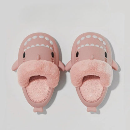 Chaussons d'intérieur Doudounea en forme de baleine rose, design kawaii avec détails blancs, doublure douce et confortable pour un confort optimal