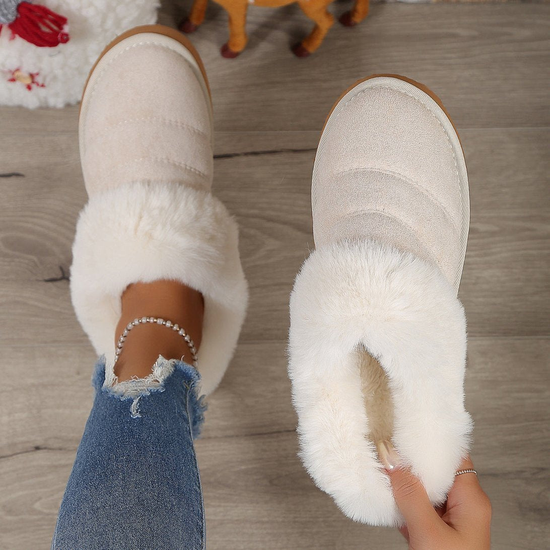 Chaussons douillets Doudounea en fourrure blanche avec semelle antidérapante, portés avec un jean déchiré, alliance parfaite du confort et du style