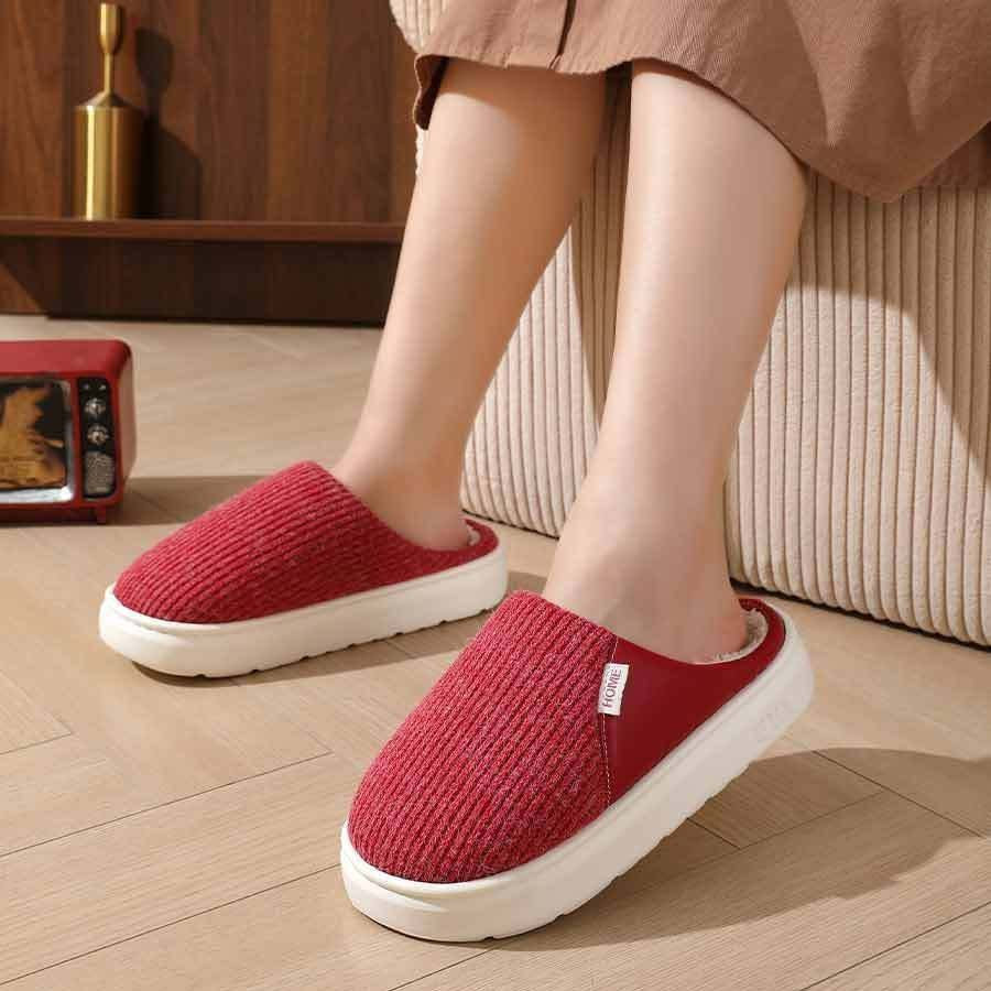 Chaussons Doudounea en velours côtelé rouge avec semelle blanche épaisse, style moderne et confortable pour la maison, parfait pour l'hiver