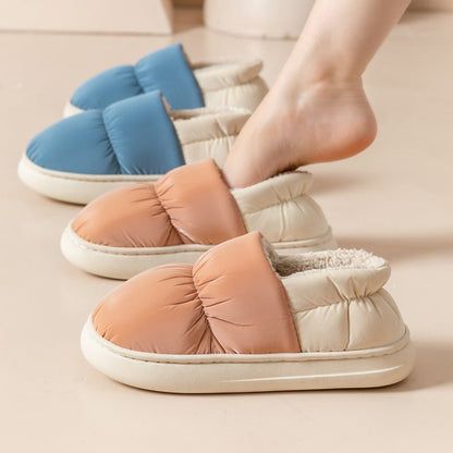 Chaussons d'hiver matelassés Doudounea, design bicolore bleu et saumon, doublure chaude en fourrure, semelle confortable pour un confort optimal à la maison