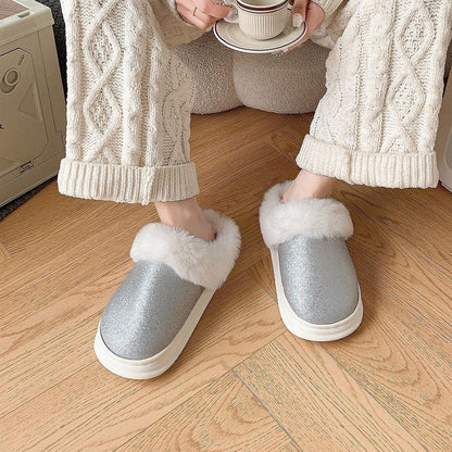 Chaussons mules argentés Doudounea avec bordure en fourrure blanche, portés avec un pantalon en maille, ambiance cocooning et pause café