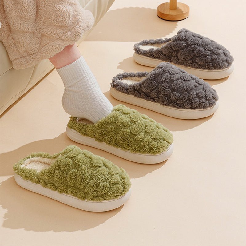 Chaussons mules douillets Doudounea en peluche texturée, disponibles en gris et vert, avec semelle confortable et antidérapante pour un confort optimal