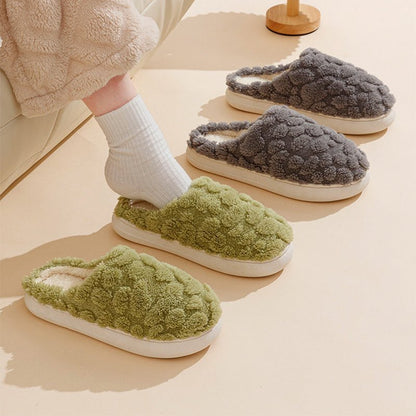 Chaussons mules douillets Doudounea en peluche texturée, disponibles en gris et vert, avec semelle confortable et antidérapante pour un confort optimal