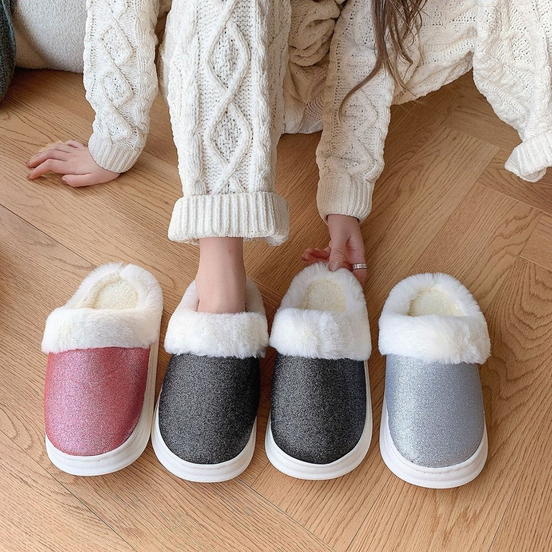 Chaussons d'hiver Doudounea avec bordure en fourrure blanche et finition pailletée, disponibles en rose, gris et argent, parfaits pour le confort hivernal