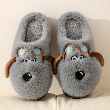 Chaussons peluche Doudounea en forme de chien gris avec lunettes bleues, design amusant et chaleureux pour un confort optimal à la maison