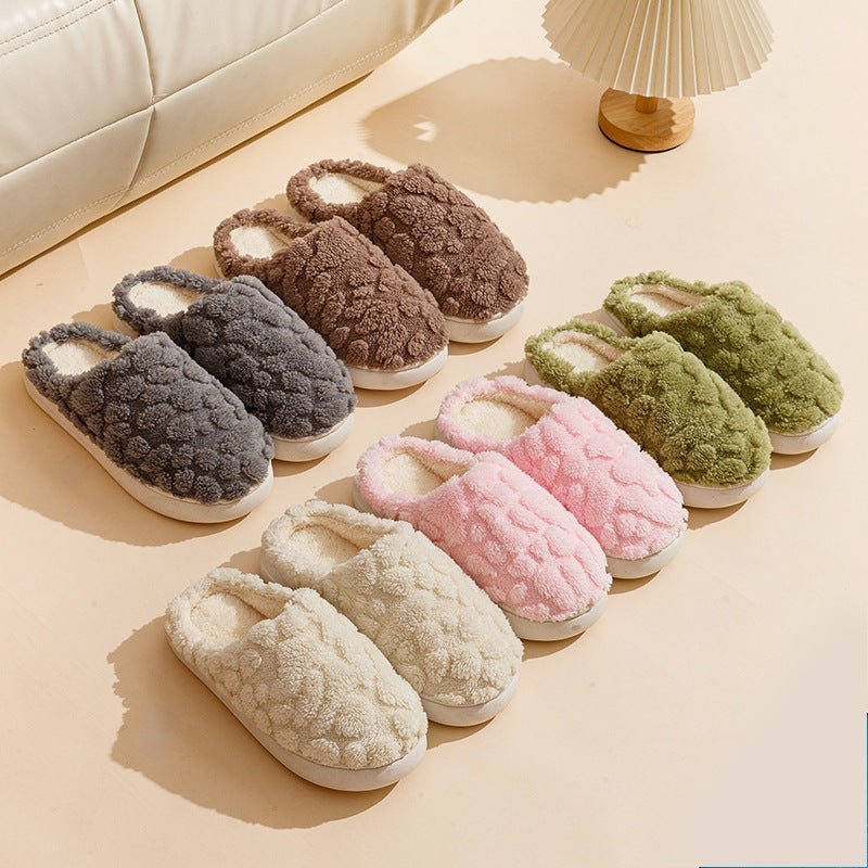 Collection de chaussons douillets Doudounea en peluche texturée, disponibles en 6 couleurs tendance avec semelle confortable pour un confort optimal à la maison