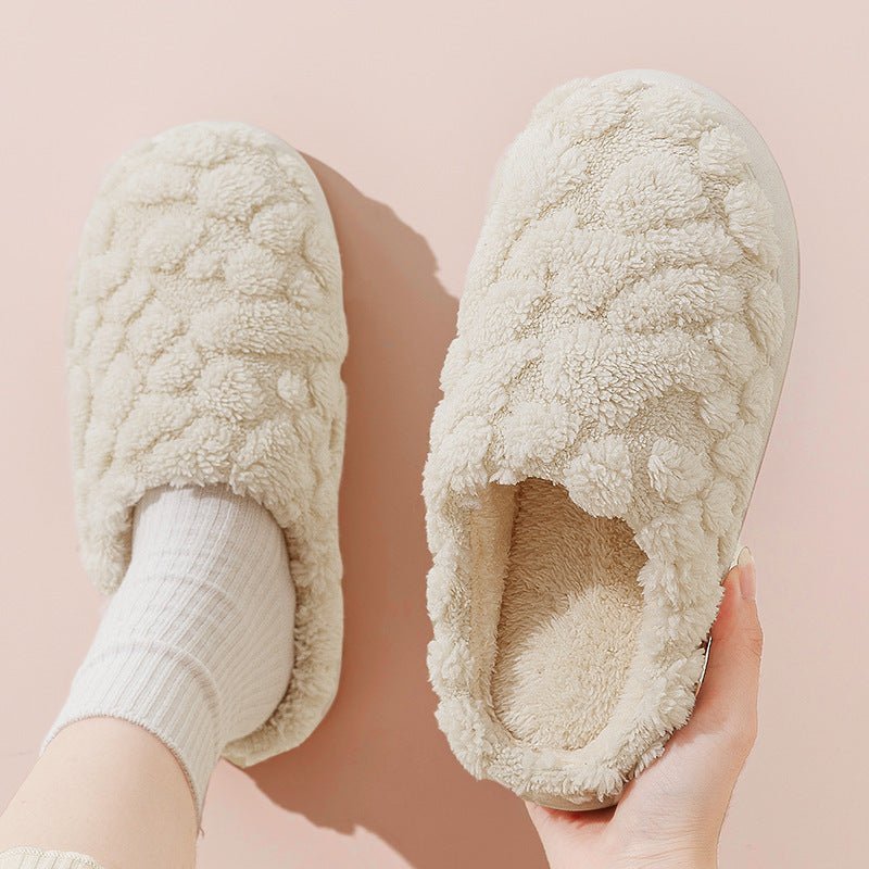 Chaussons douillets en peluche beige de Doudounea, pantoufles d'intérieur moelleuses et confortables avec doublure chaude pour l'hiver