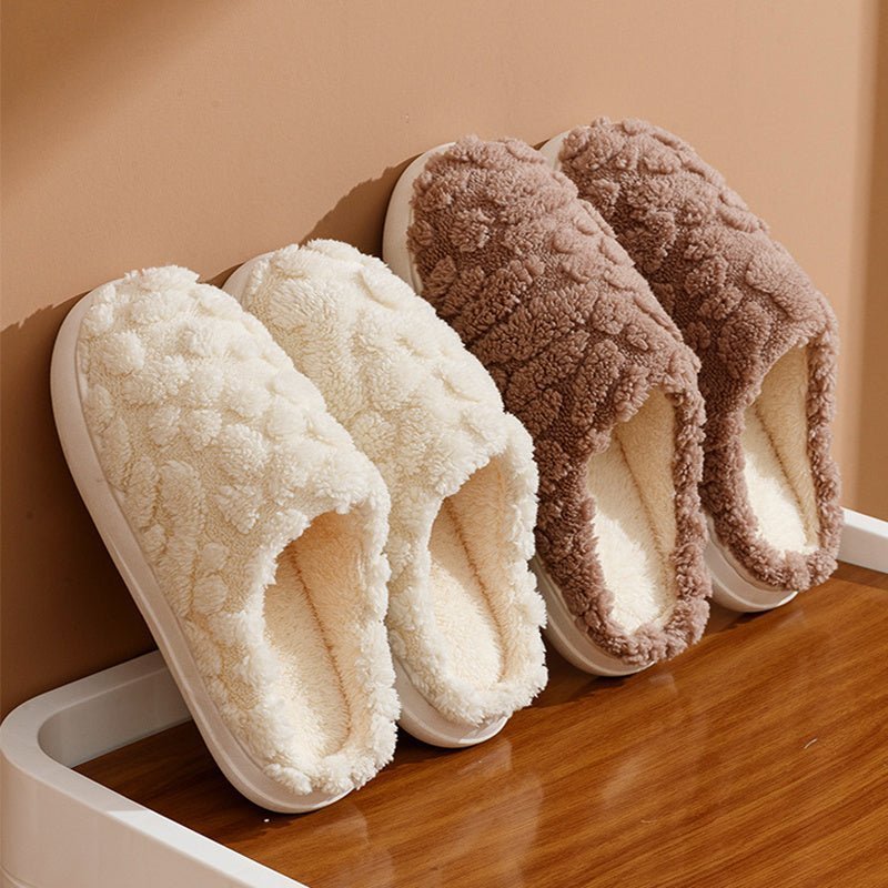 Chaussons douillets Doudounea en peluche douce coloris blanc et marron, pantoufles d'intérieur confortables avec semelle antidérapante pour un confort optimal