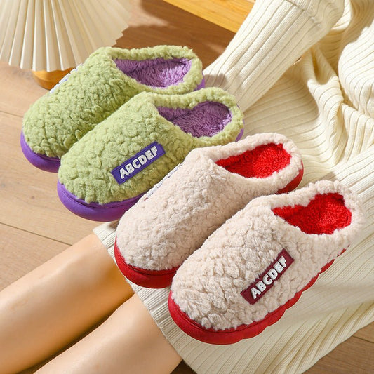 Chaussons douillets Doudounea en peluche douce, disponibles en vert-violet et blanc-rouge, parfaits pour le confort intérieur quotidien