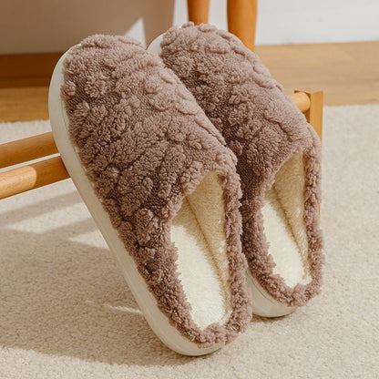 Chaussons doublés en peluche mouton beige de Doudounea, pantoufles d'intérieur confortables avec semelle antidérapante pour un confort optimal